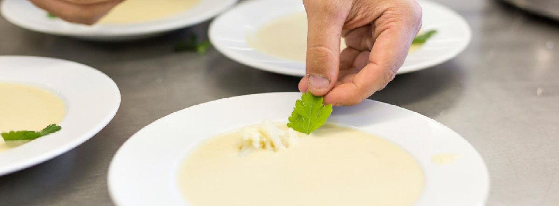 Cuisinier finalise un plat