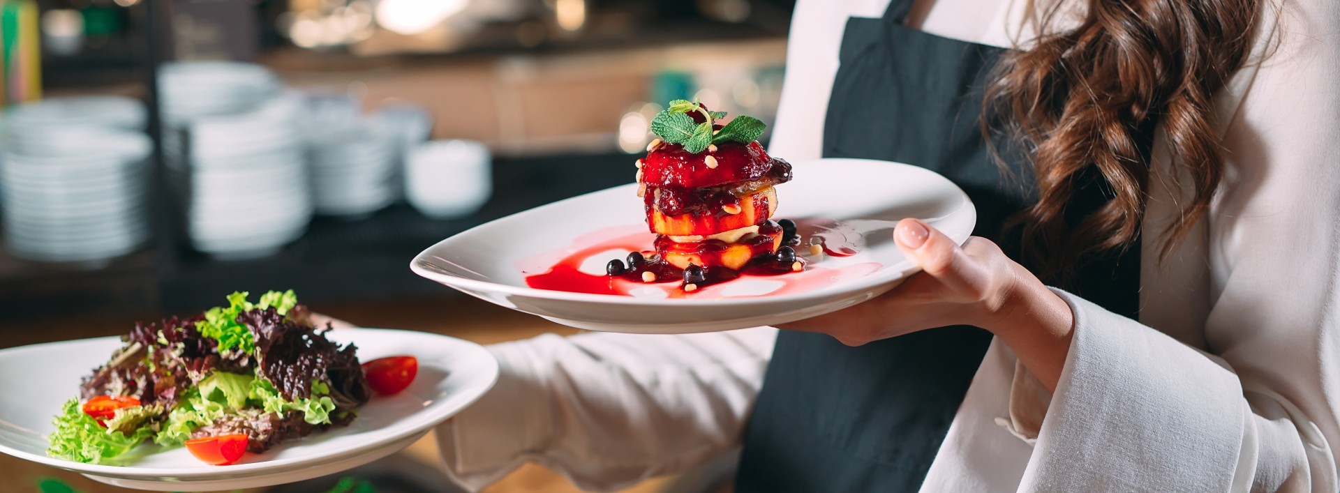 Serveur amenant des plats aux clients