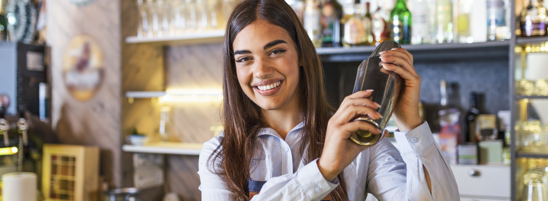 Barman en plein service