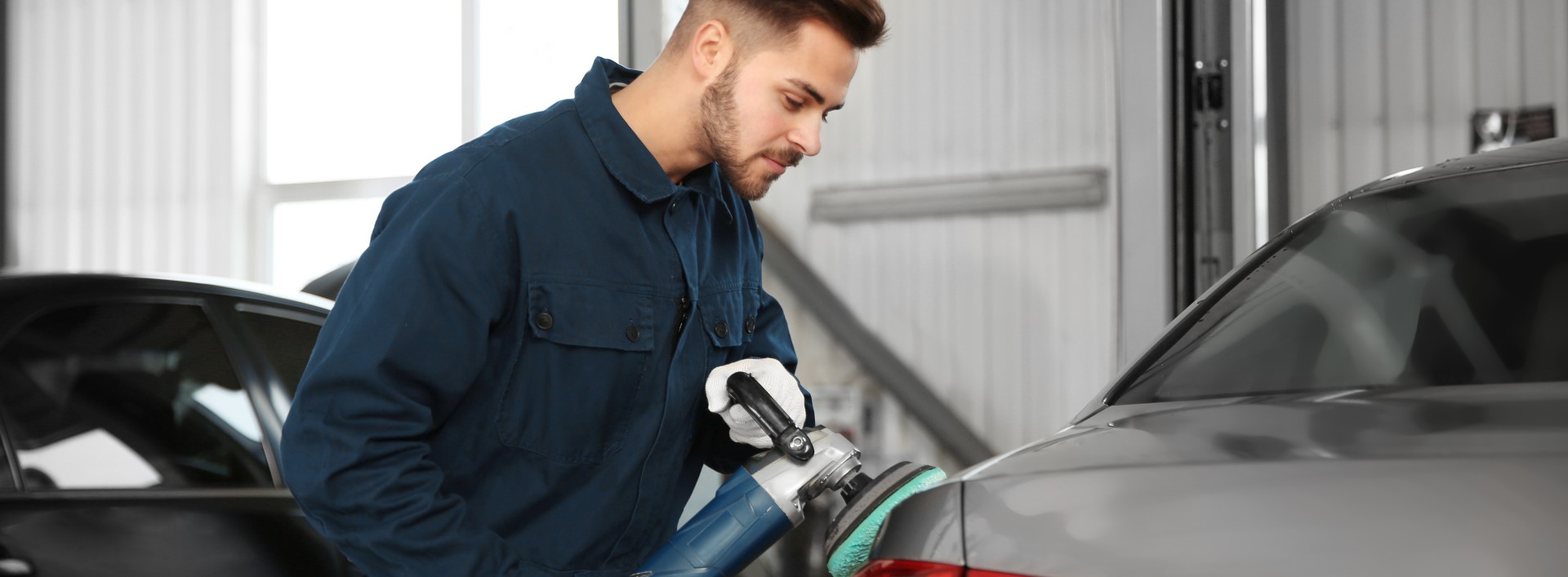 Carrossier travaille sur une voiture
