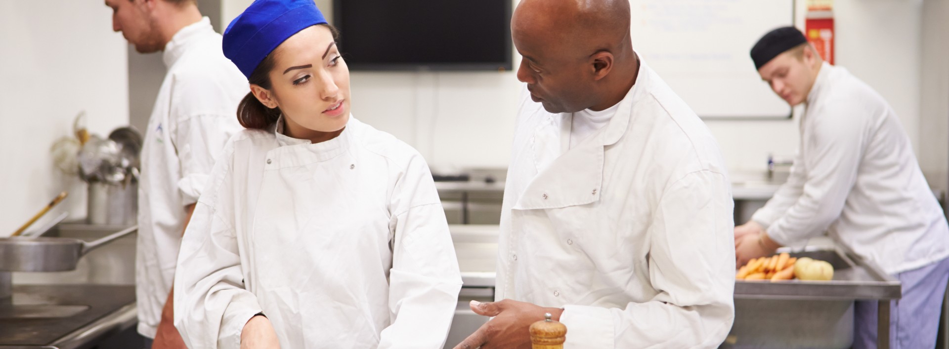 Préparation de plats en cuisine