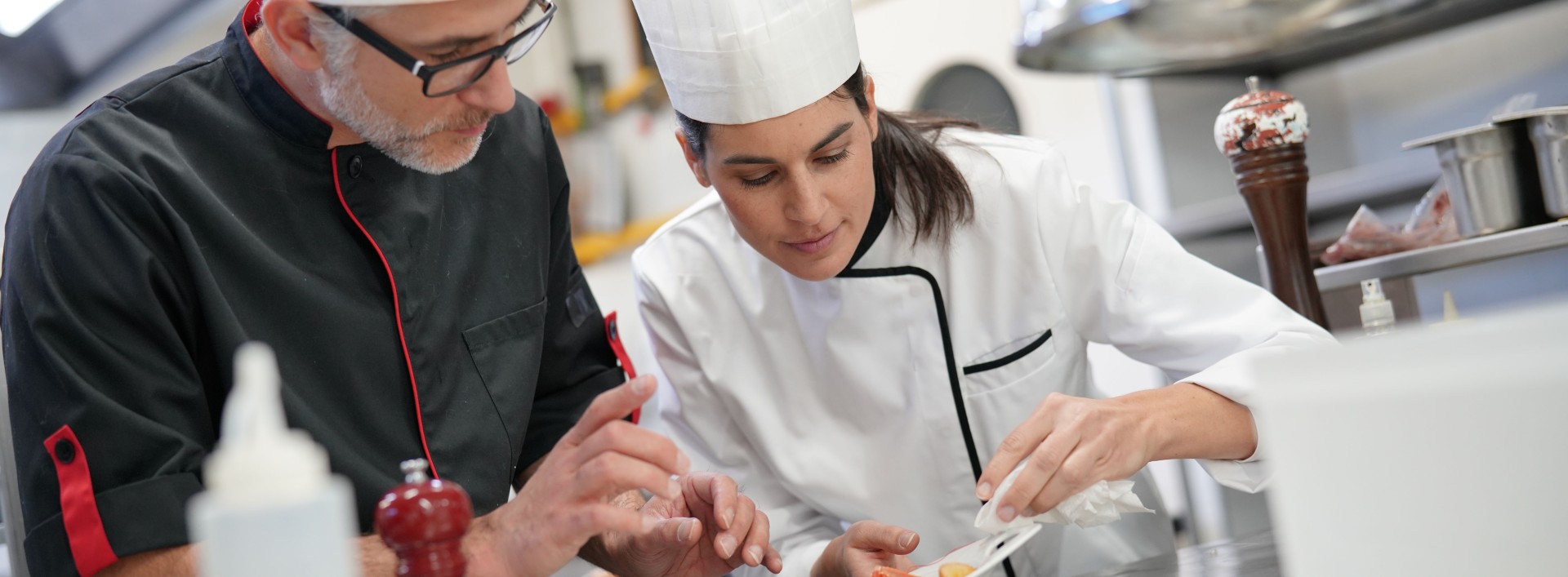 Apprentie cuisinière et son maître d'apprentissage