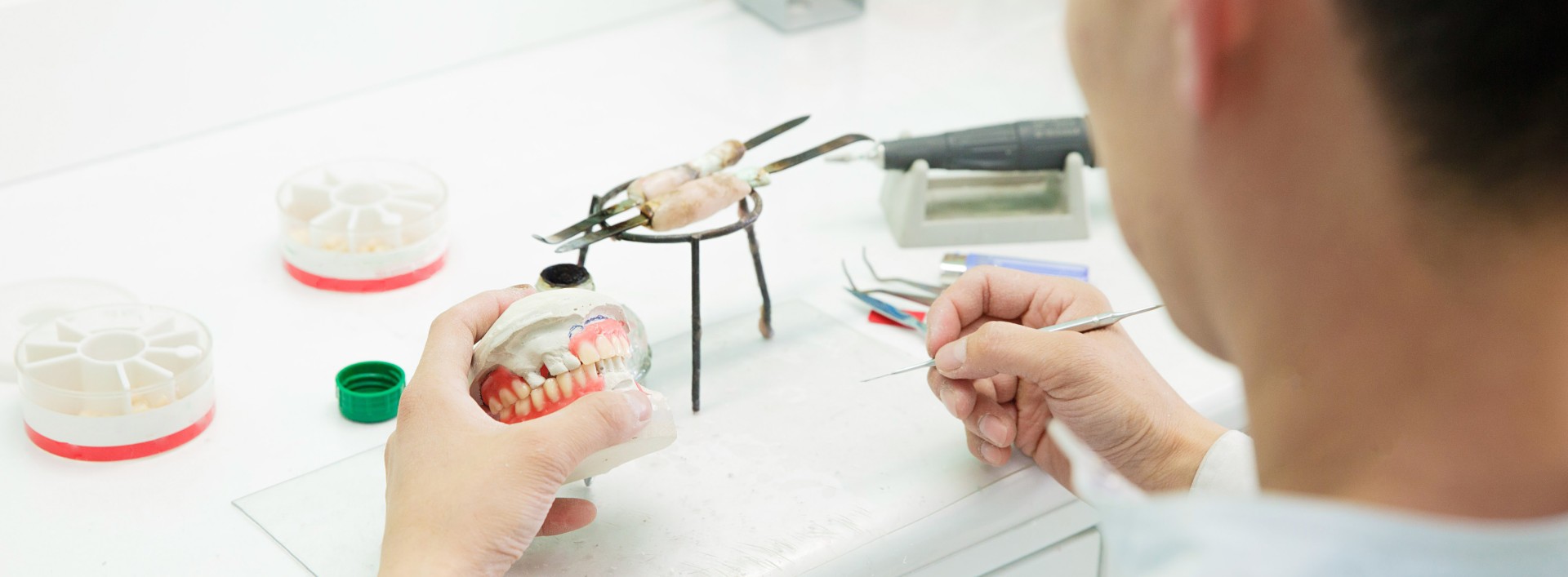 Prothésiste dentaire travaille