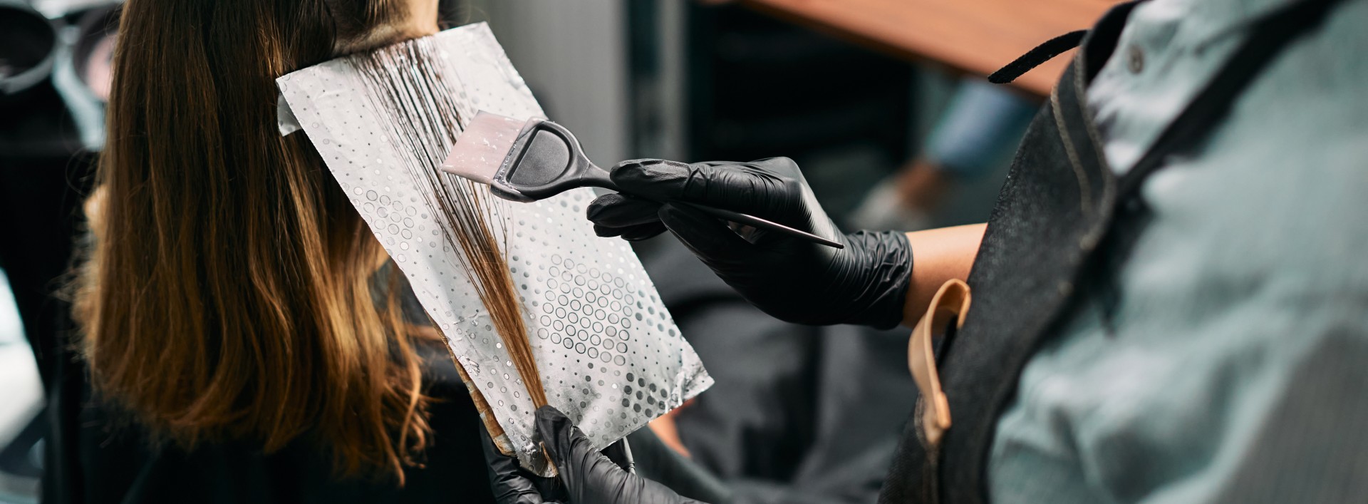 Coiffeur fait une couleur à une cliente