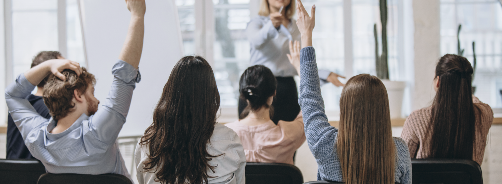 Personnes levant la main devant un interlocuteur