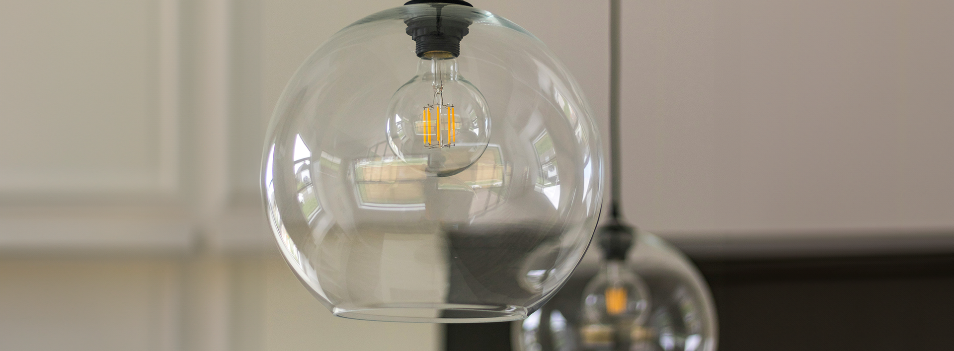 Lampes accrochées au plafond