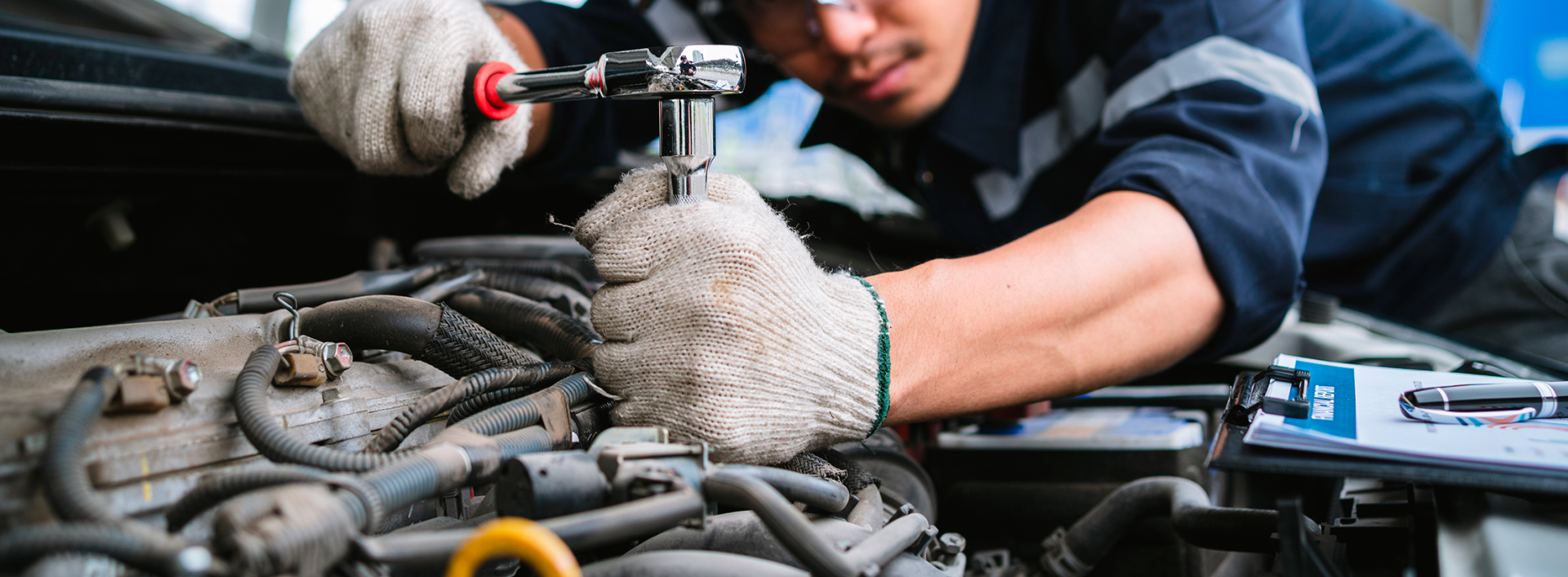 Mécanicien en train de réparer une voiture