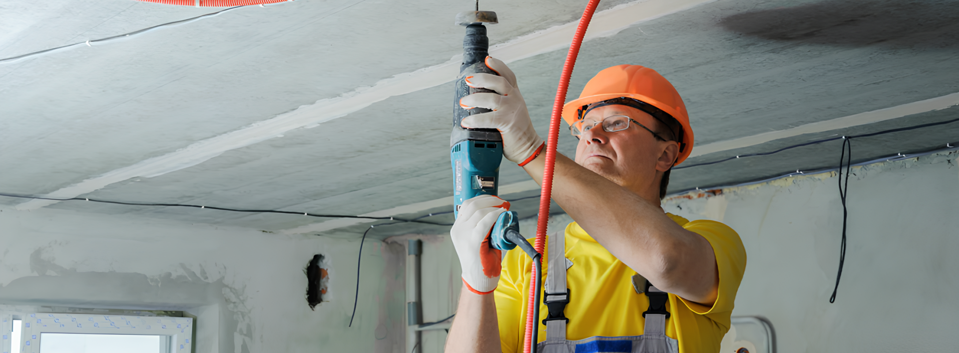 Artisan en plein travaux électriques