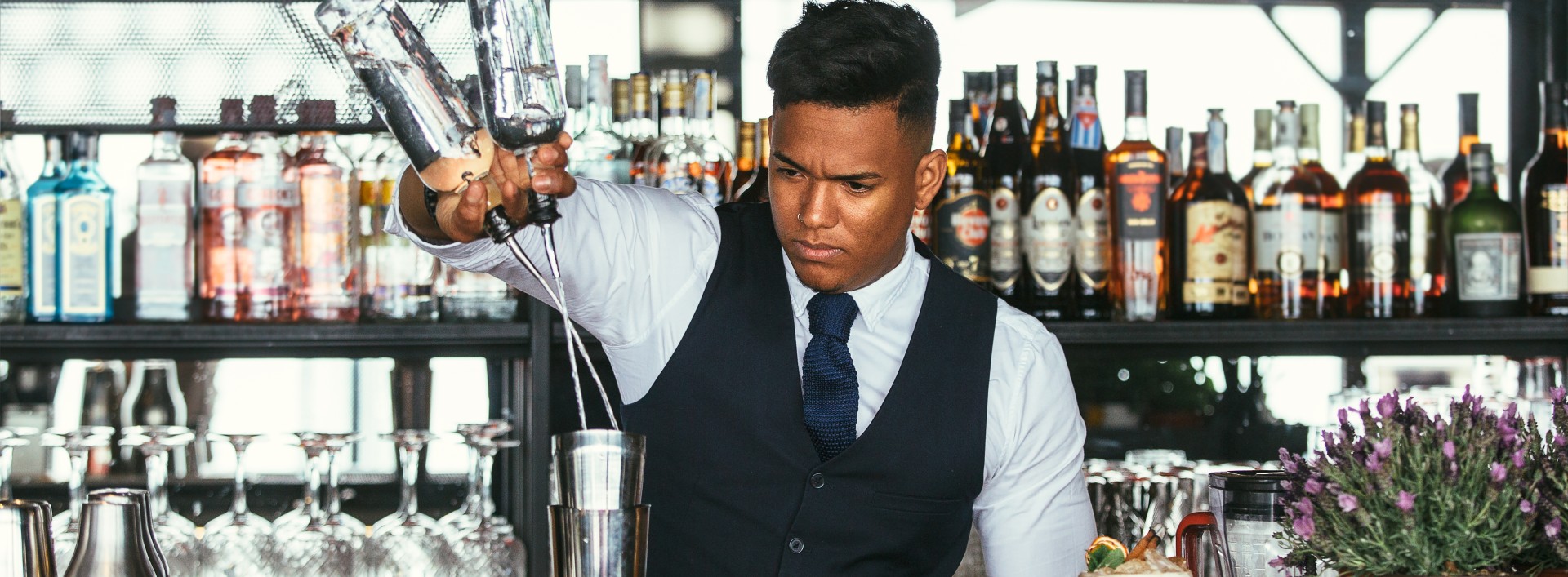 Un jeune barman en service