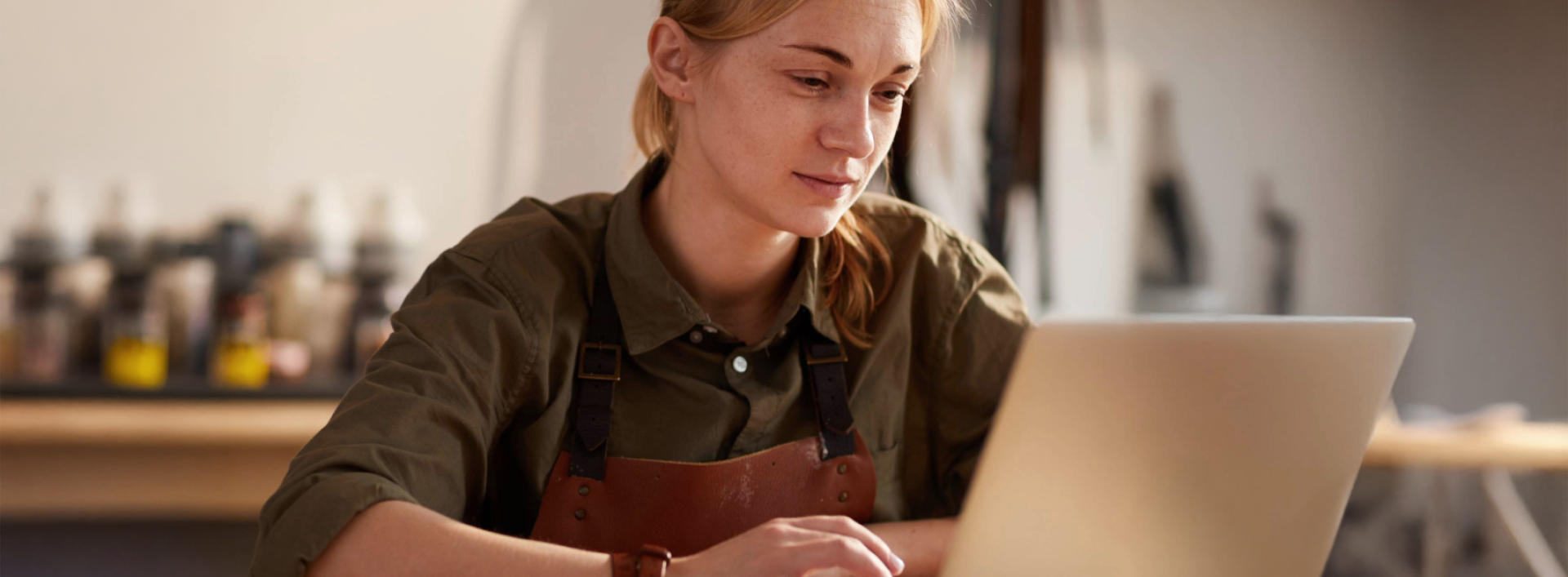Femme sur son ordinateur