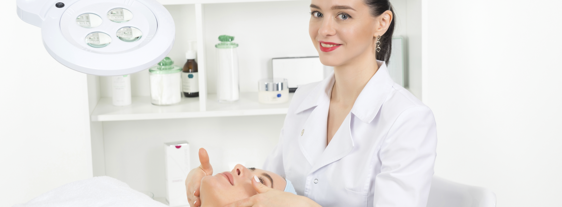 esthéticienne s'occupe d'une cliente