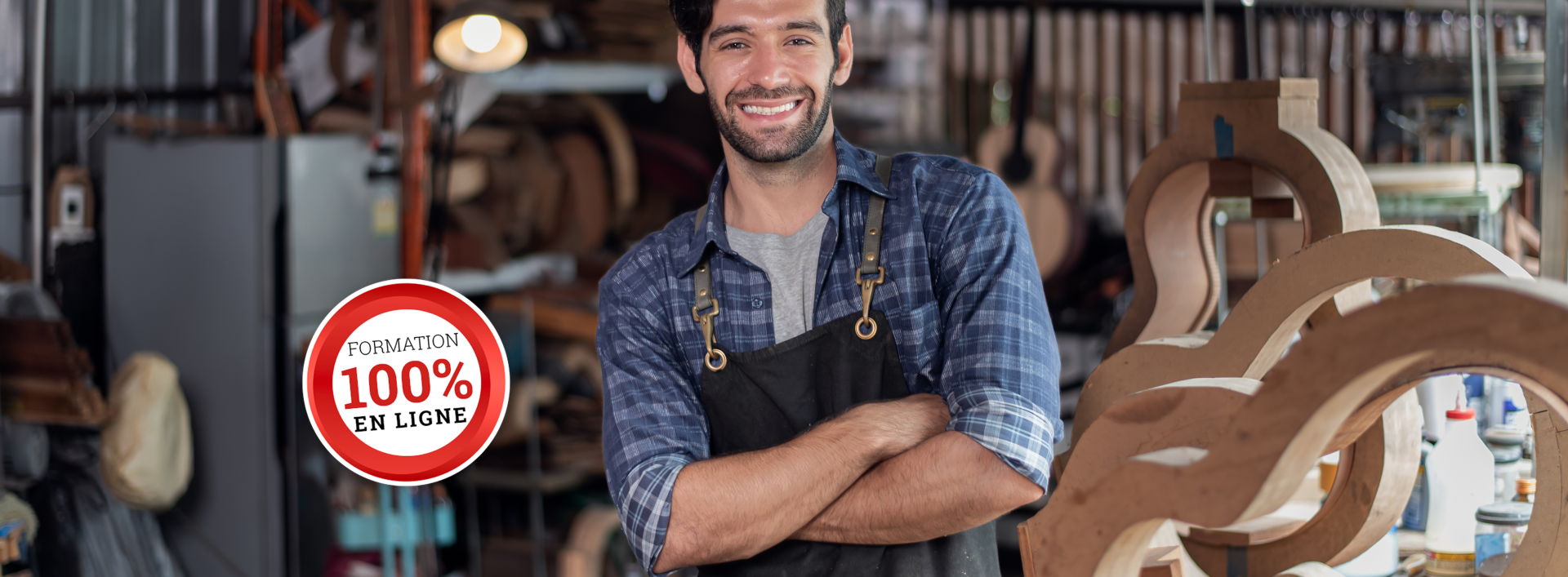 Portrait d'un luthier, petit entrepreneur, dans son atelier.