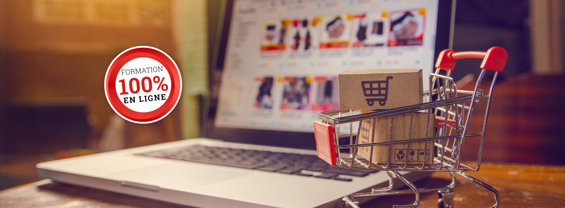 Boîtes en carton avec un logo de panier d’achat dans un chariot sur un clavier d’ordinateur portable.