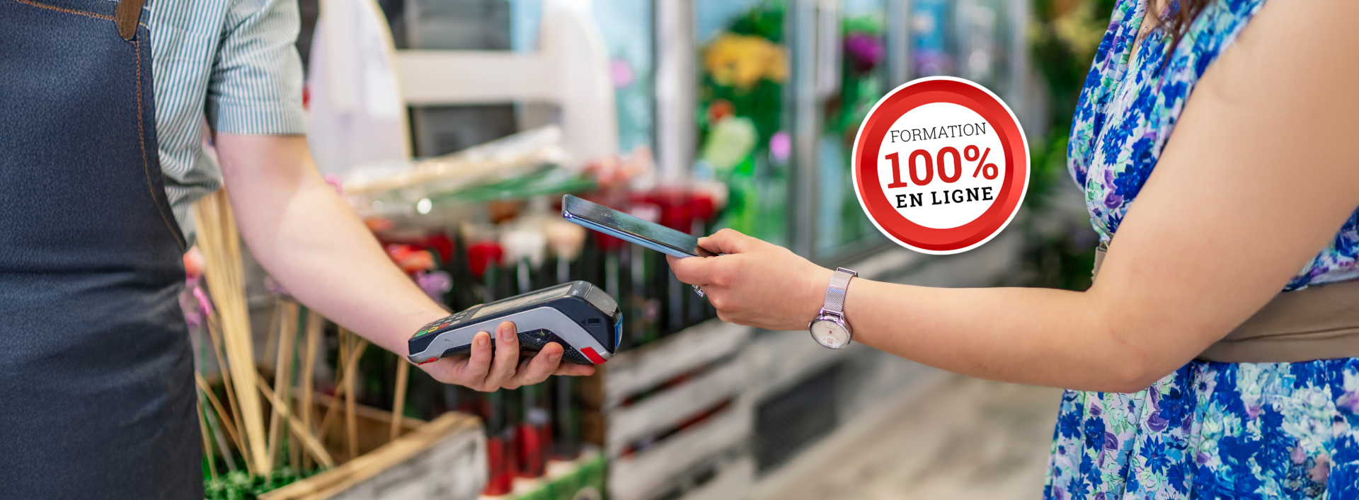 Femme payant avec sa carte chez le fleuriste