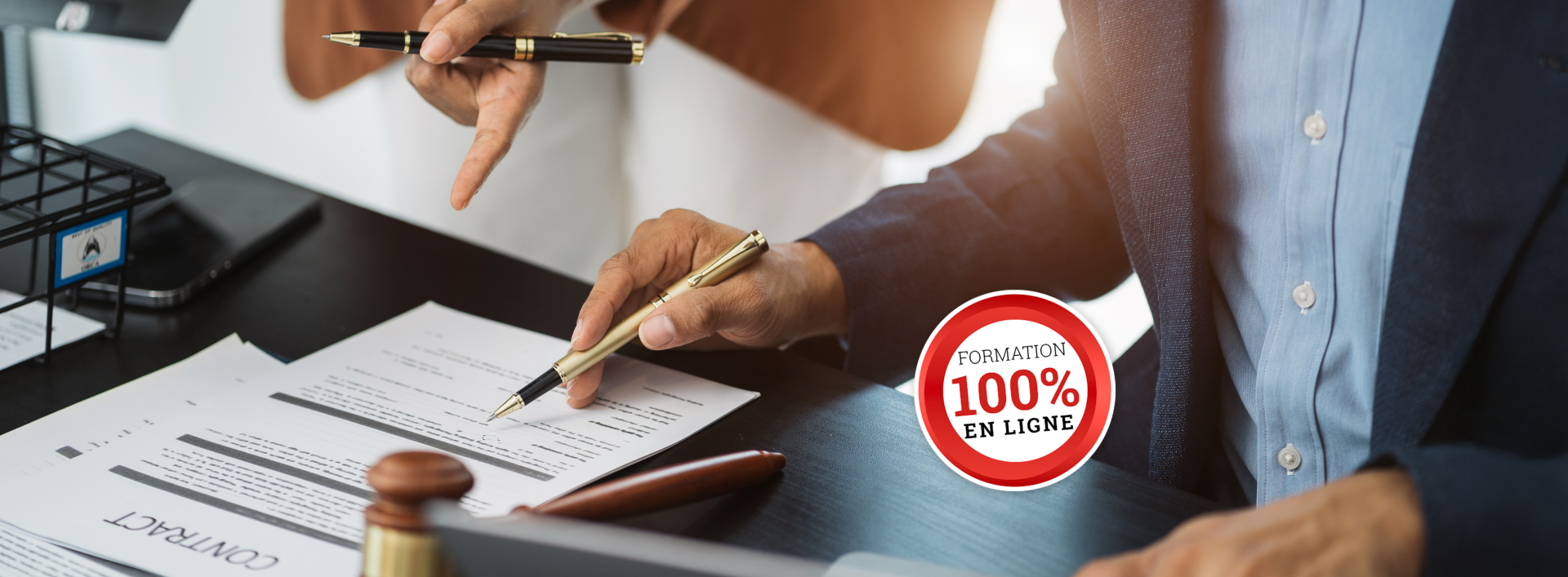 Deux personnes en train d'examiner un contrat