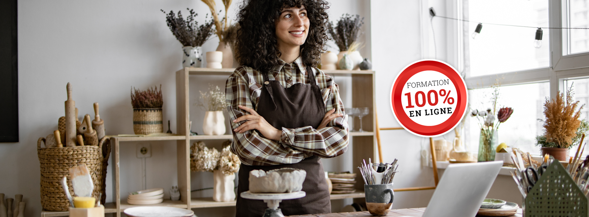 Artisane dans un atelier chaleureux, symbole de créativité et d’entrepreneuriat.