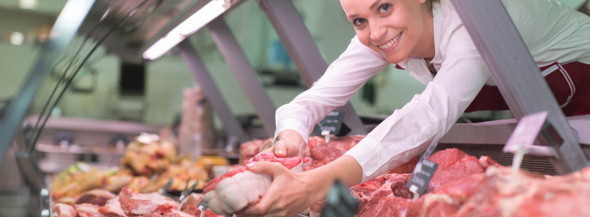 Apprentie en boucherie en train de travailler