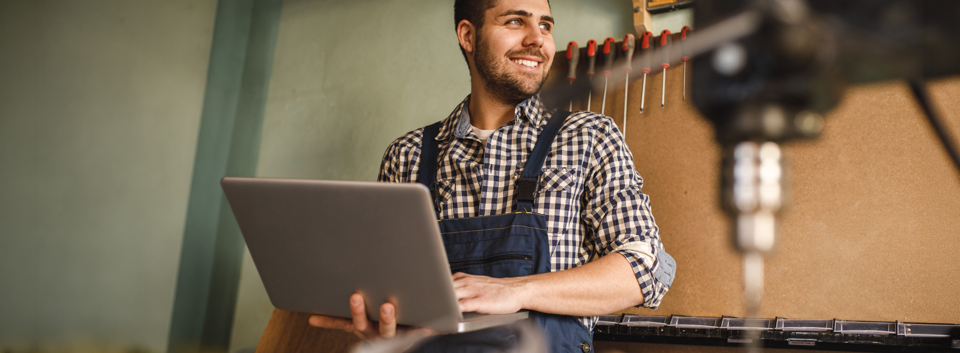 Artisan heureux sur son ordinateur