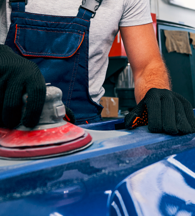 Carrossier rénove une voiture