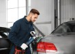Carrossier travaille sur une voiture