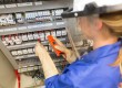 électricienne en plein travail