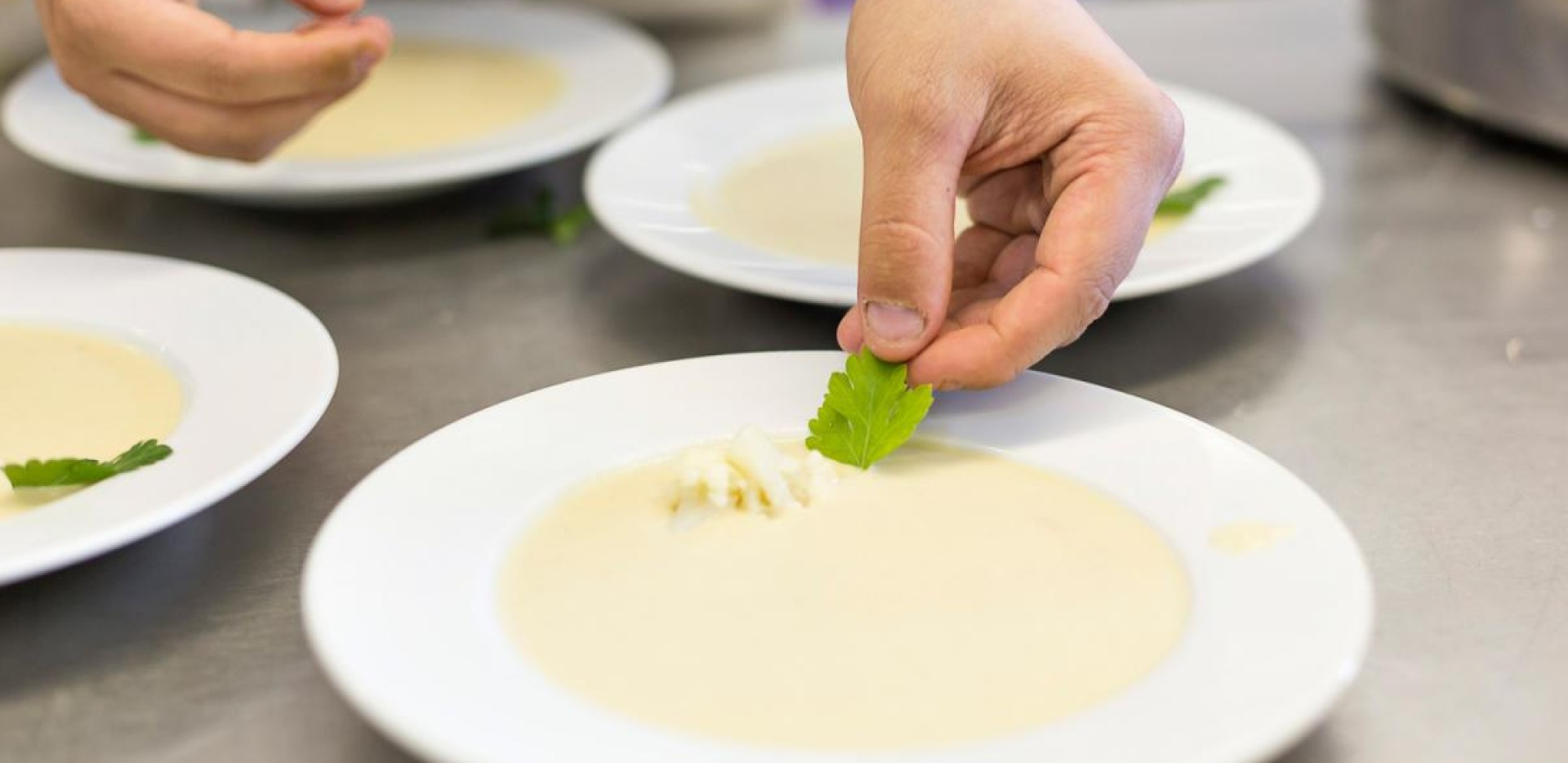 Cuisinier finalise un plat