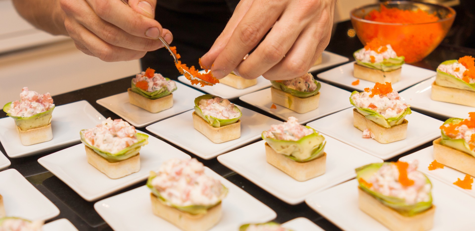Traiteur prépare des amuse-bouches