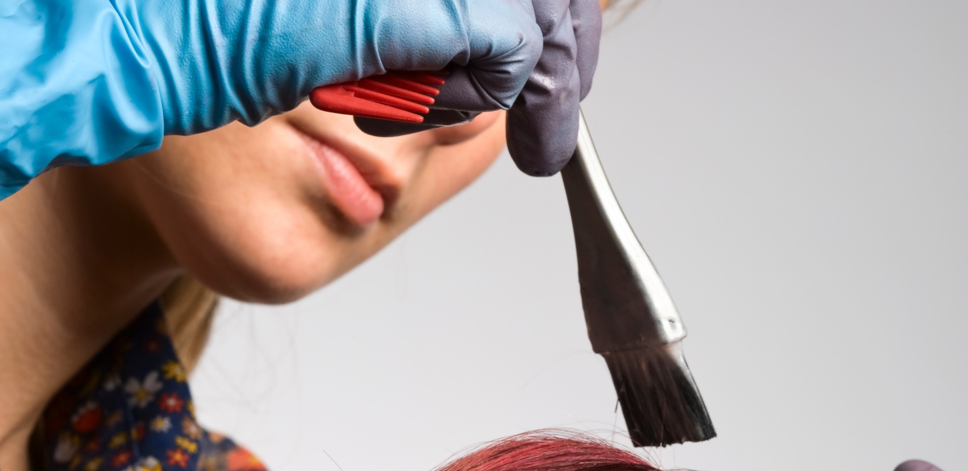 Coloriste applique la couleur sur les cheveux d'une cliente