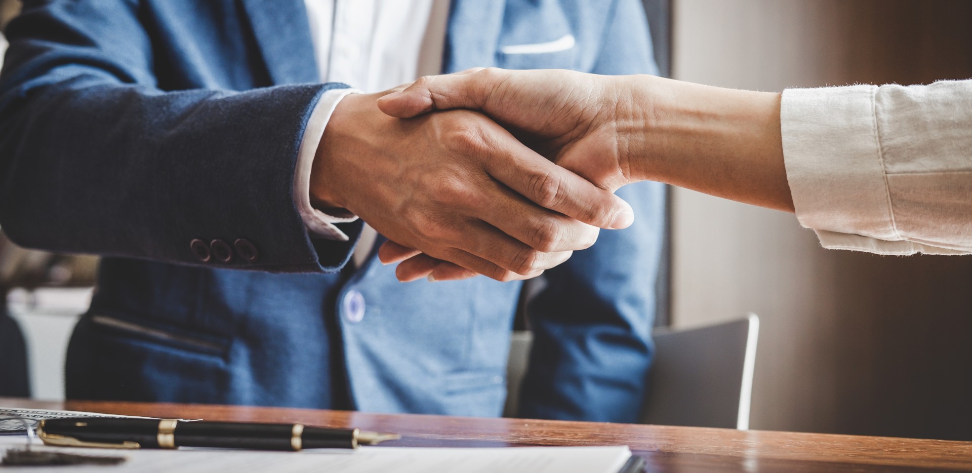 Commercial en train de serrer la main à une cliente