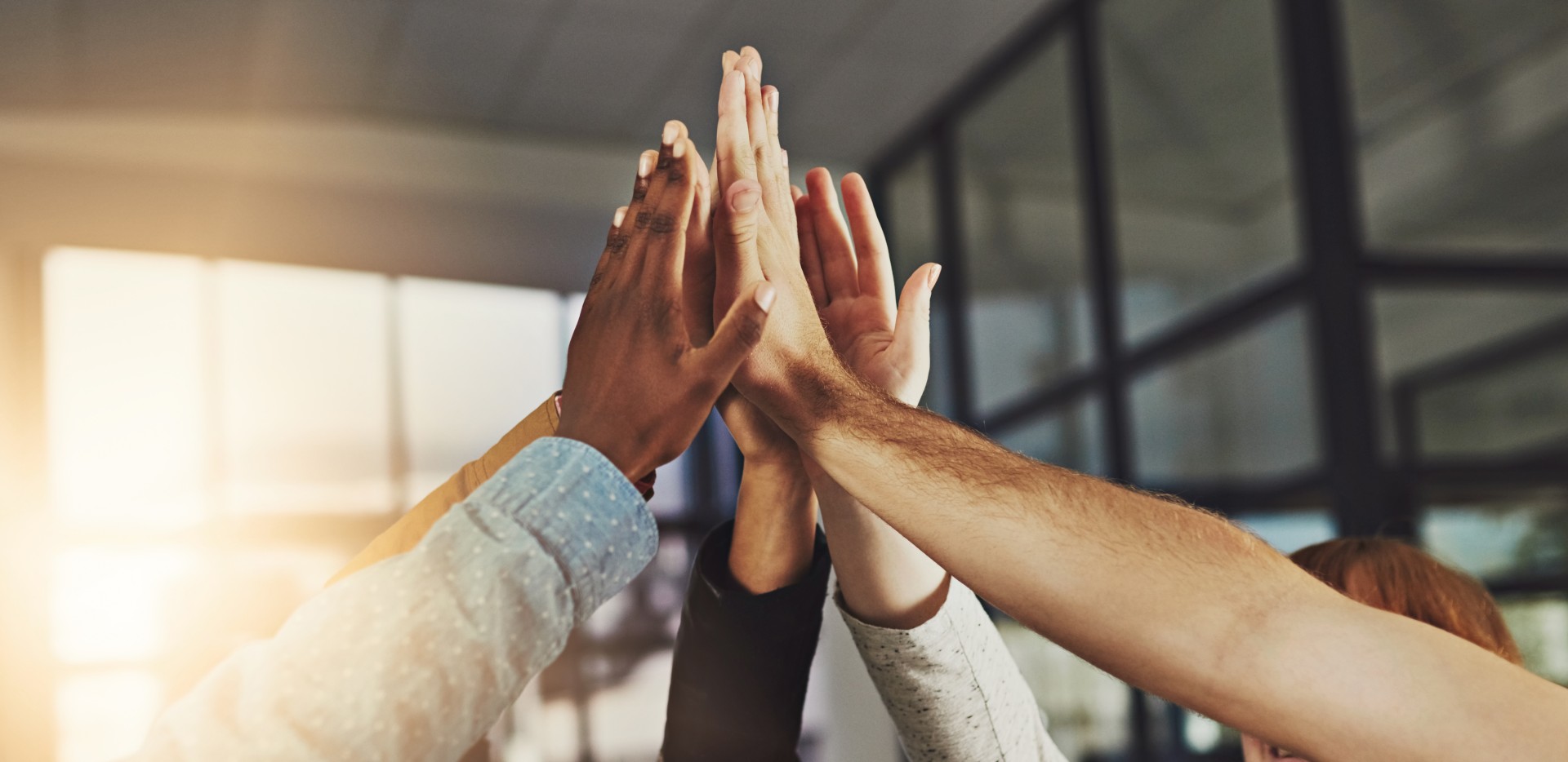 Groupe de personne se frappe dans les mains collectivement