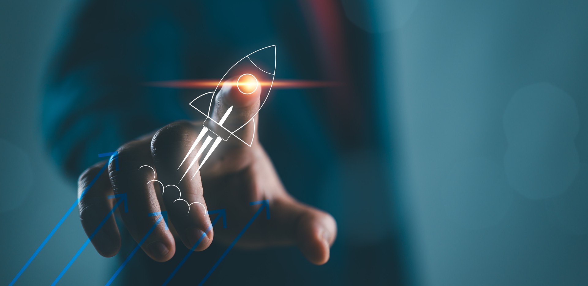 Homme pointant le doigt sur une fusée symbolisant le développement