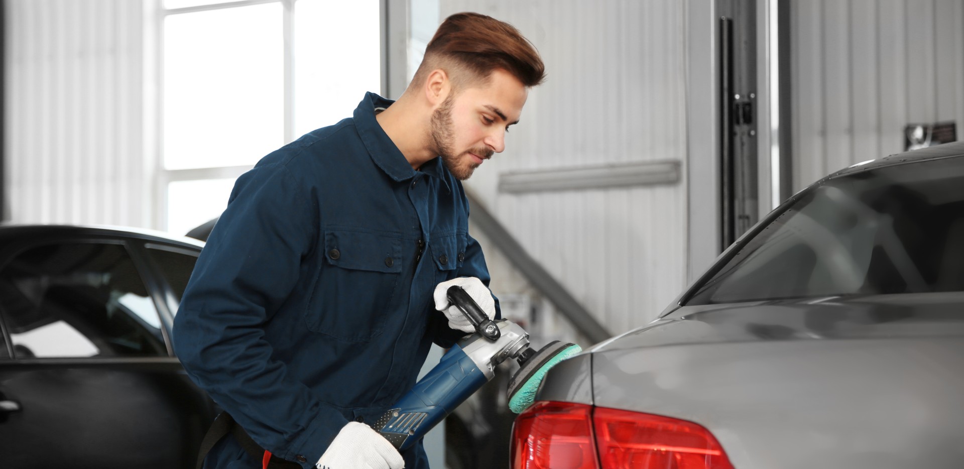 Carrossier travaille sur une voiture
