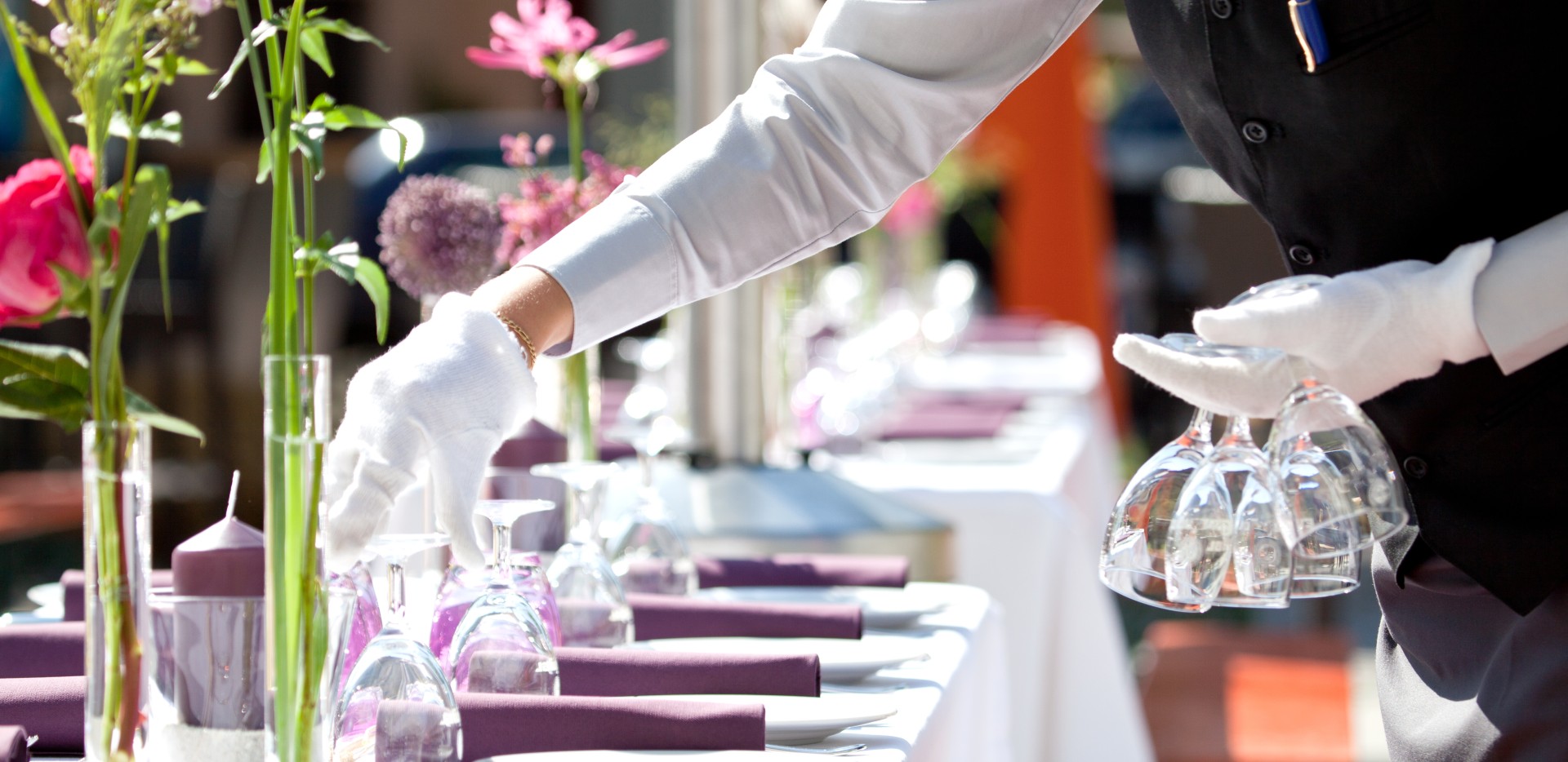 Employé d'un restauration fait le dressage d'une table 