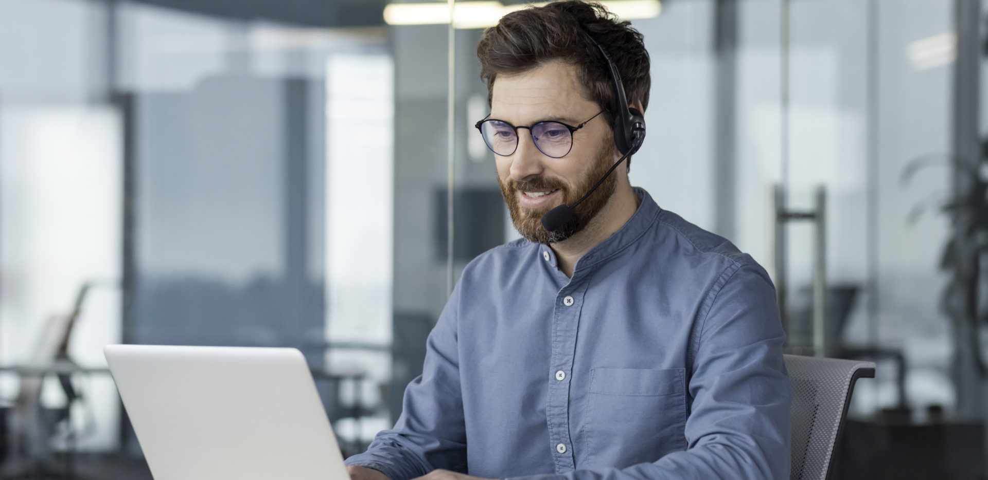 Conseiller en assurance au téléphone avec des clients