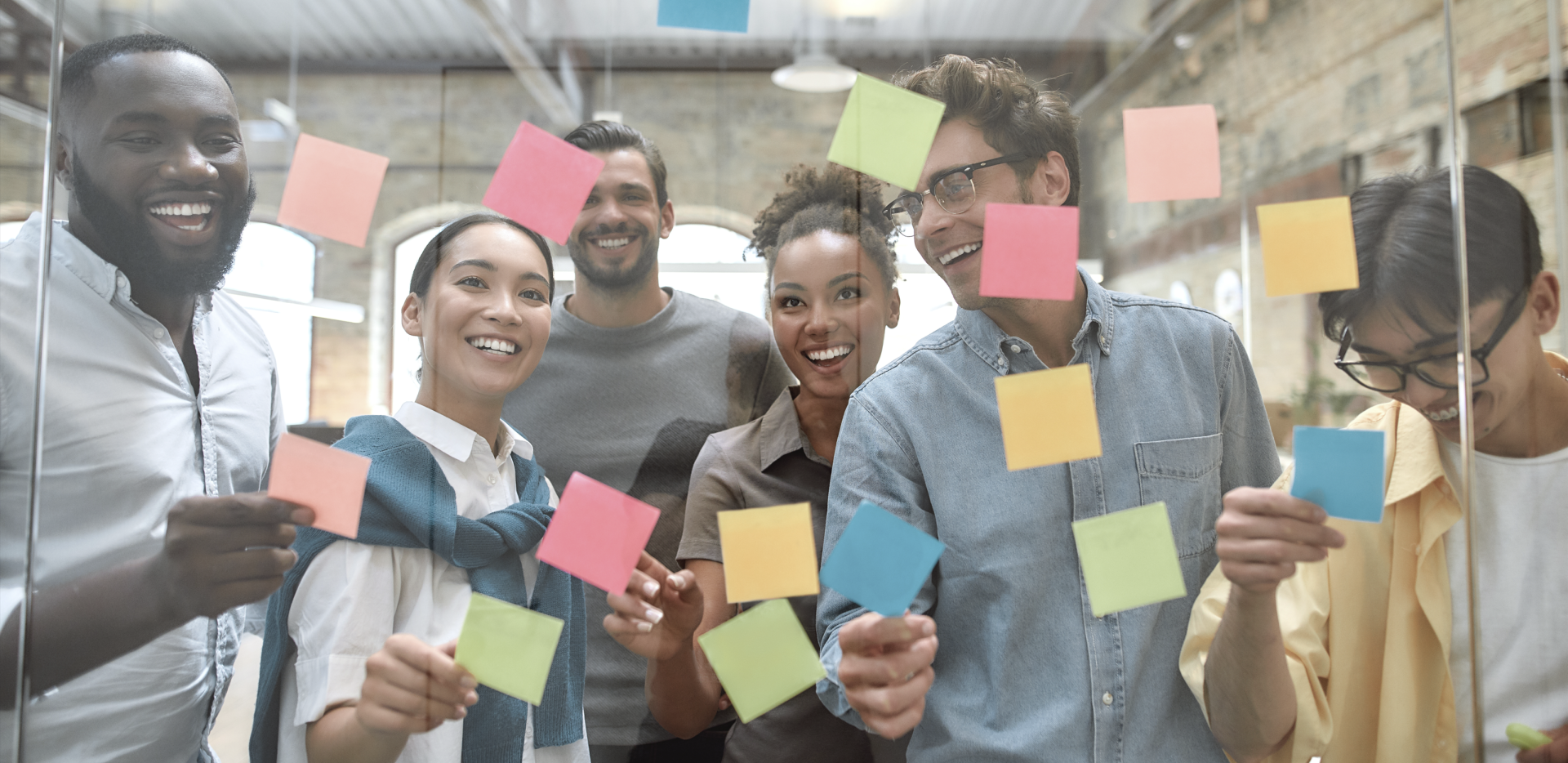 Groupe de personnes se projetant