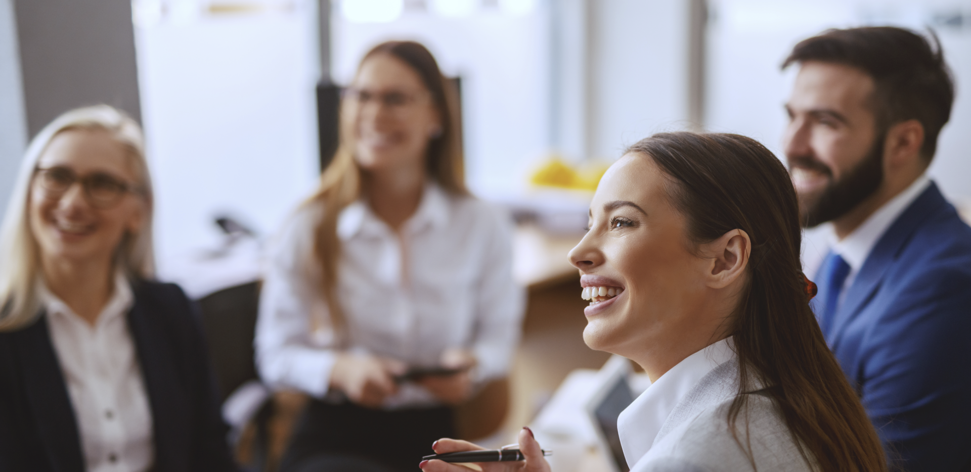 Groupe de personne souriantes en réunion