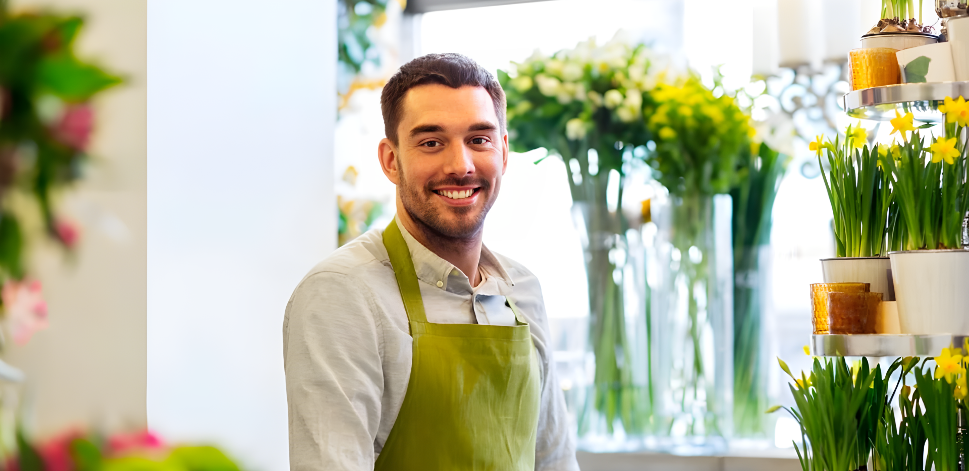 Fleuriste dans sa boutique