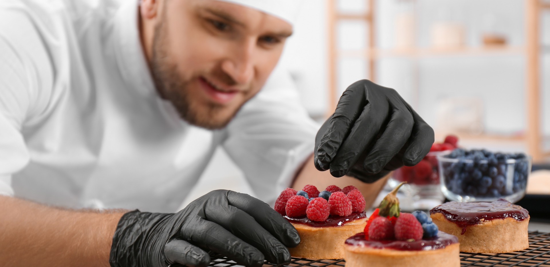 Pâtissier qui dresse sa tartelette au fruits