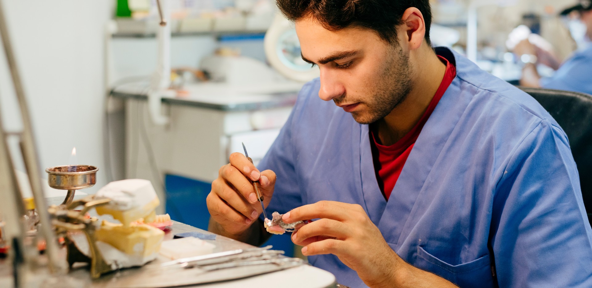 Prothésiste dentaire travaille sur un dentier