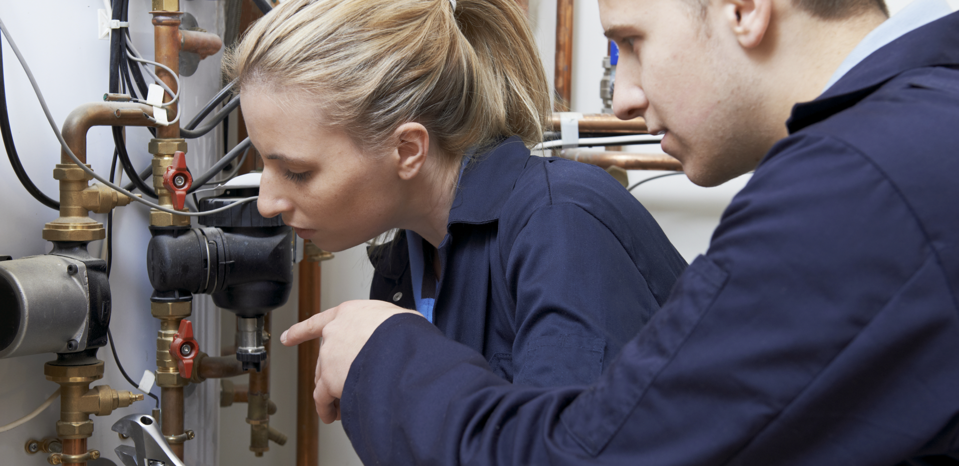 Deux plombiers en plein travail