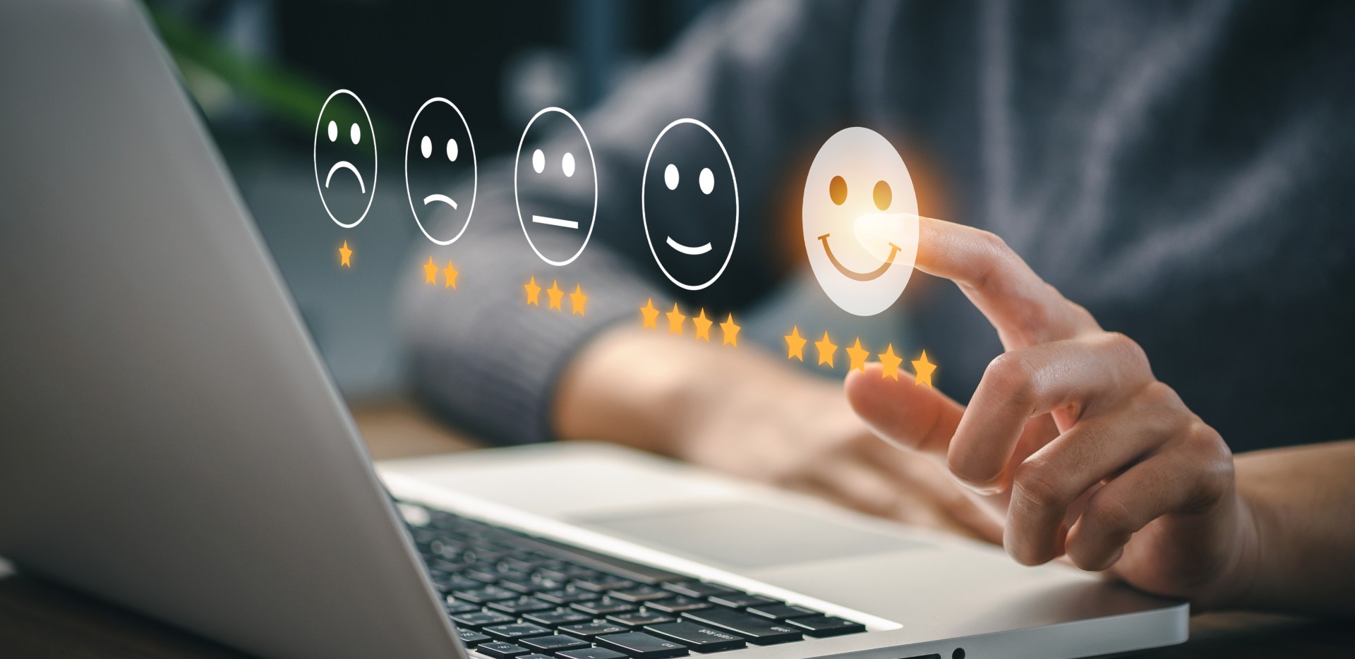 Homme devant son bureau cliquant sur un bouton imaginaire représentant un visage content