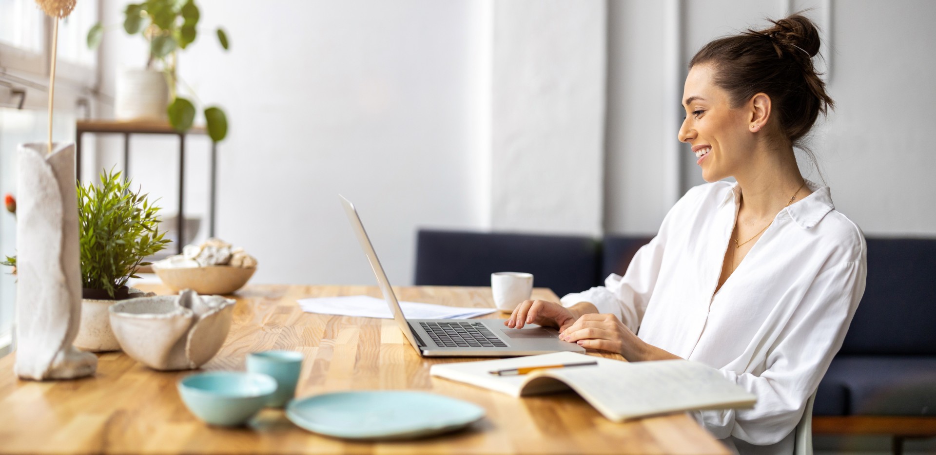 Femme souriante devant son ordinateur portable
