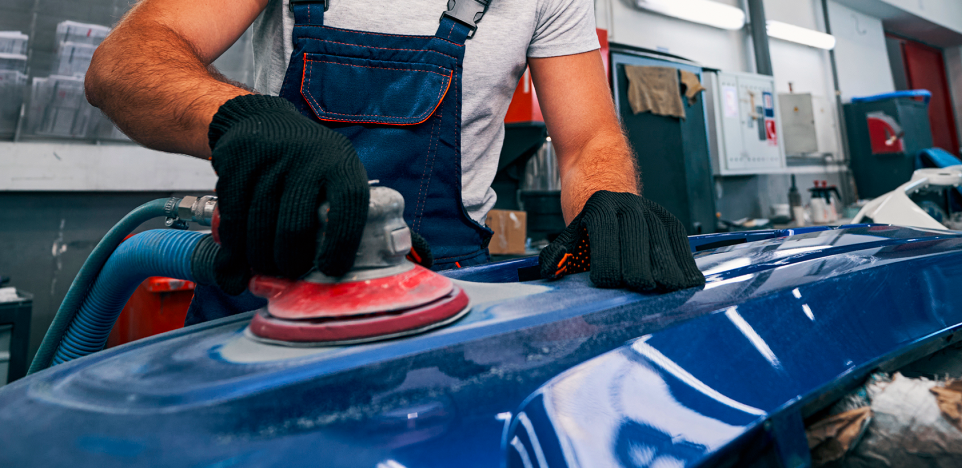 Carrossier rénove une voiture