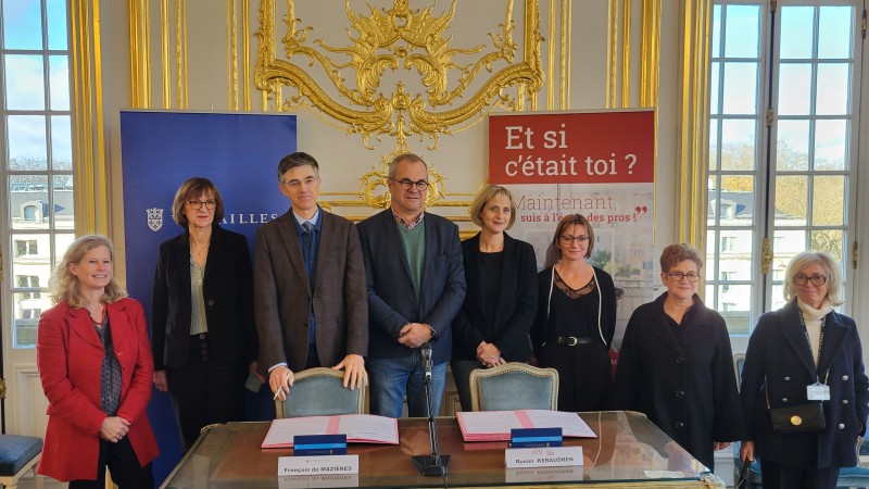 Photo de groupe constitué François de Mazières, maire de Versailles, Ronan Keraudren, Président de la CMA IDF Yvelines, Evelyne Cazautets, directrice de la CMA IDF Yvelines et de la direction du CMA Formation Versailles 