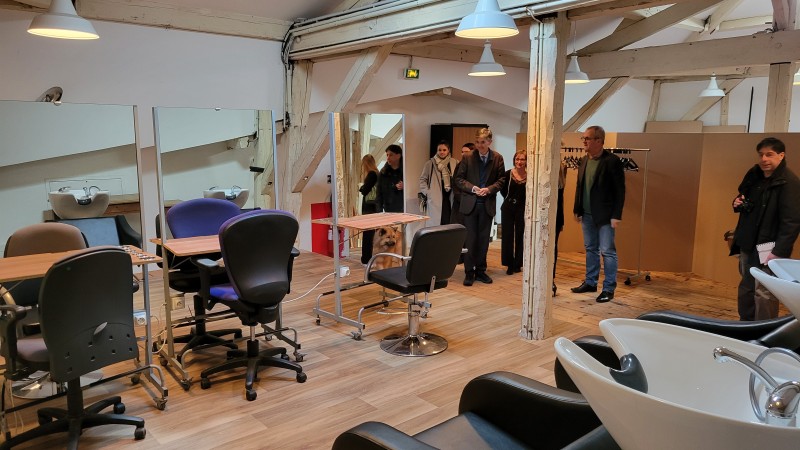 Salle de coiffure aménagée dans la mairie de Versailles