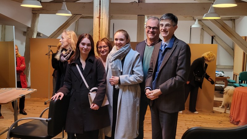 François de Mazières, Ronan Keraudren et nos apprentis BP Coiffure du CMA Formation Versailles dans la salle dédiée à la pratique de leur activité de coiffeuses.
