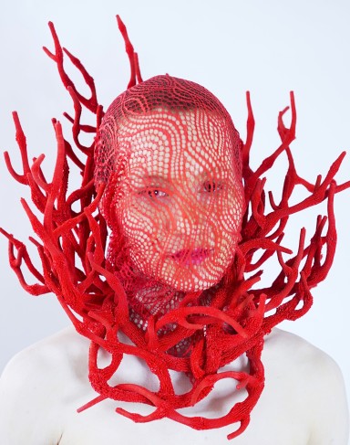 Sculture rouge avec portrait de femme