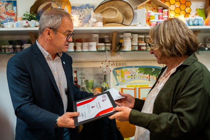 Ronan Keraudren remettant le diplôme de maître artisan d'art à Catherine Marchal