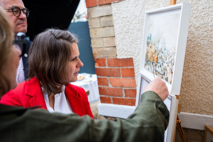 Marie Lebec lors de la visite de l'atelier de Catherine Marchal