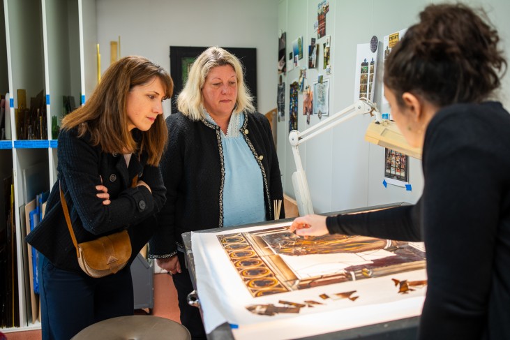 Emma Groult, présentant le travail de restauratrice de vitraux